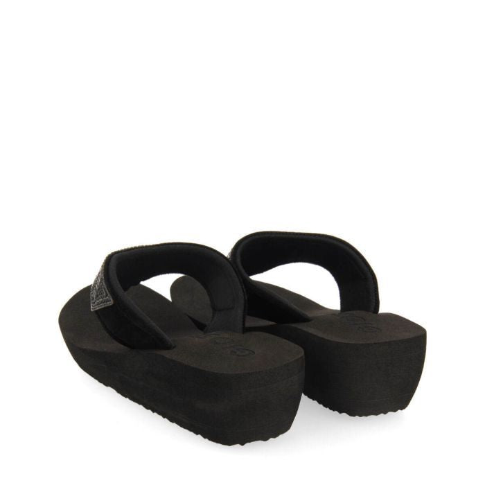 CHANCLAS NEGRAS DE CUÑA CON DETALLE DE PEDRERÍA SURESNES 68119-P-NEGRO