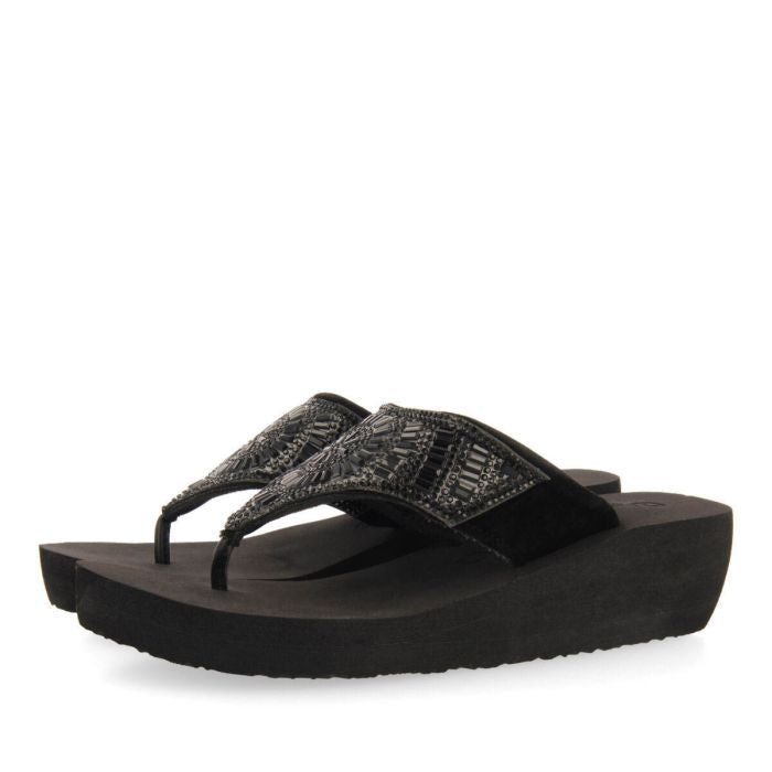 CHANCLAS NEGRAS DE CUÑA CON DETALLE DE PEDRERÍA SURESNES 68119-P-NEGRO