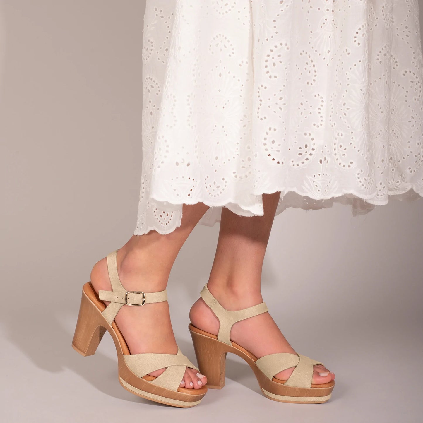 MYKONOS Sandalias con plataforma y tacón CAMEL