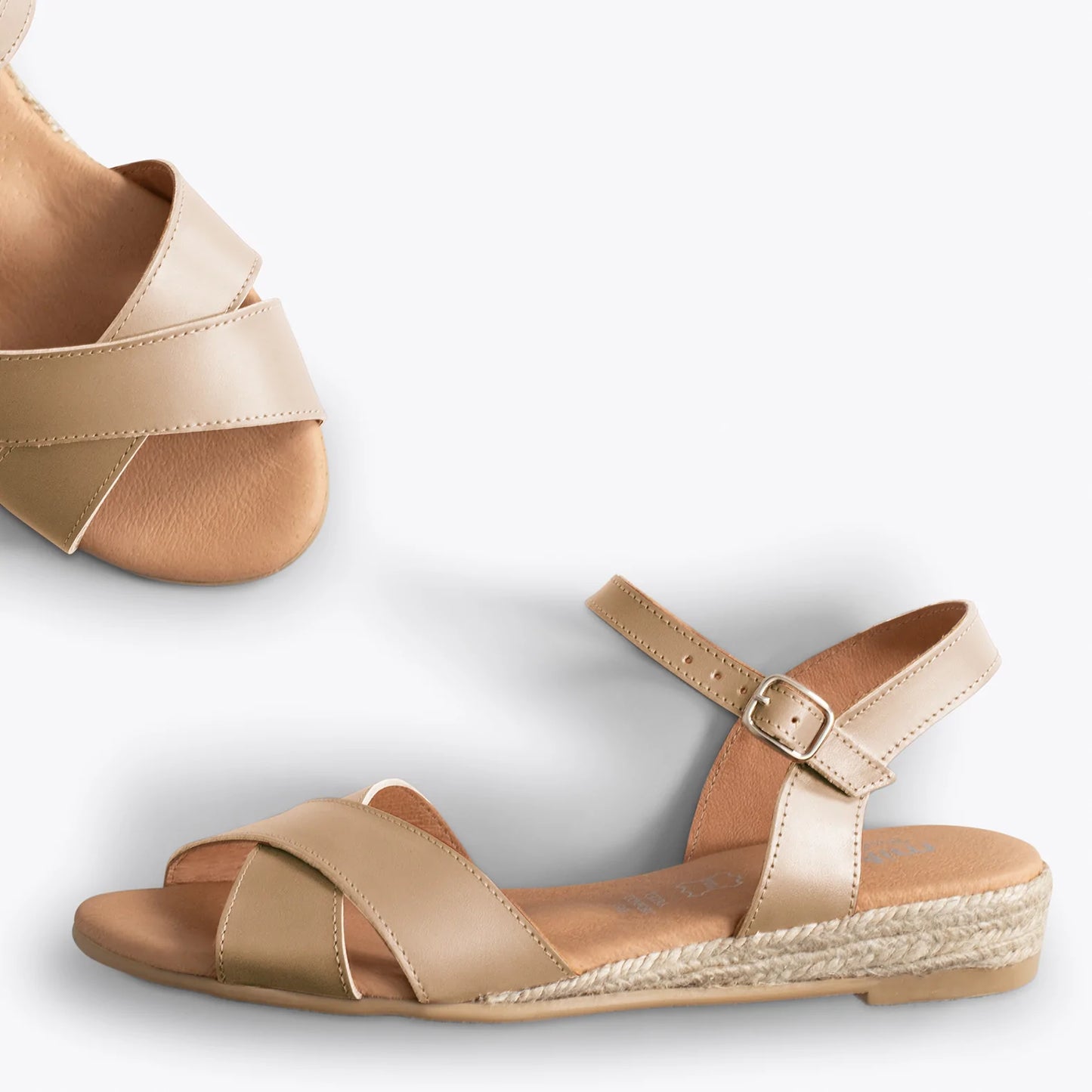 CÍES Sandalias de esparto de tiras cruzadas CAMEL