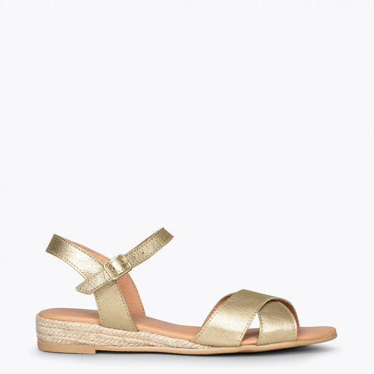 CÍES Sandalias de esparto de tiras cruzadas DORADO