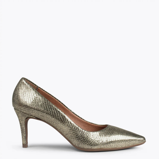 STILETTO SAUVAGE - Zapatos de tacón de aguja con textura de serpiente metalizado ORO
